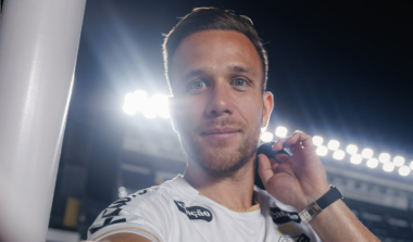 Arthur é anunciado pelo Santos e assina contrato até o fim de 2026