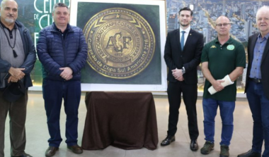Obra em homenagem às vítimas da tragédia da Chapecoense é entregue