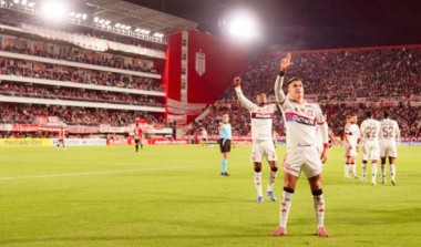 Flamengo empata com Estudiantes na Argentina, perde 100%, mas segue líder do grupo