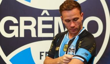 Grêmio informa encerramento de vínculo com volante Arthur