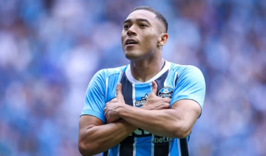 Carlos Vinicius descarta pré-contrato e mantém foco no Grêmio; Atlético-MG fez sondagem