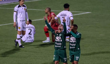 Chapecoense goleia Amazonas, sobe na tabela e se aproxima do G-4