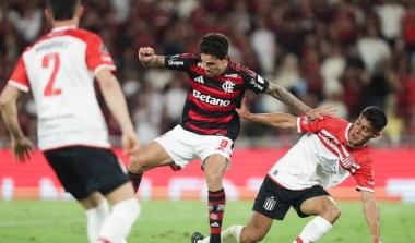 Com golaço de Pedro, Flamengo vence Estudiantes e garante vaga nas oitavas de final da Libertadores