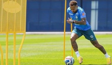 Neymar volta a treinar com a Seleção, mas deve iniciar no banco contra a Escócia