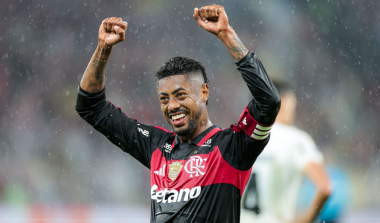 Flamengo vence o Corinthians no fim e reassume a liderança do Brasileirão