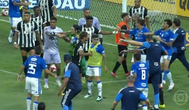 Briga após o apito final deixa 23 expulsos em decisão do Campeonato Mineiro
