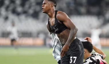 Botafogo aproveita dois erros da defesa do Santos e vence na volta do Brasileirão