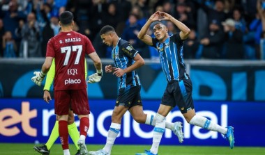 Atacantes decidem, Grêmio vira sobre o Santos e se afasta do Z-4 do Brasileirão