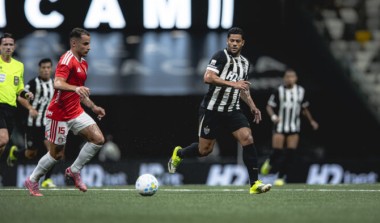 Atlético-MG vence o Internacional e conquista primeira vitória no Brasileirão 2026