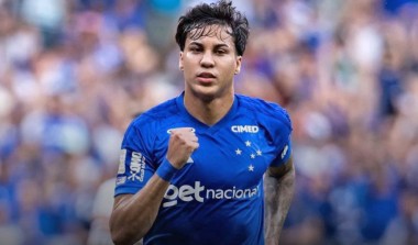 Cruzeiro sofre apagão, leva susto, mas vence a lanterna Chapecoense