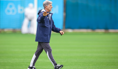 Renato Portaluppi comanda treino tático do Grêmio visando retomada da temporada