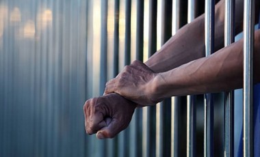 Homem é condenado a mais de 13 anos por tentar matar colegas após discussão por volume da TV