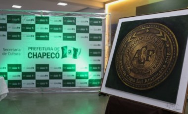 Chapecoense e Prefeitura de Chapecó recebem obra de arte em homenagem às vítimas do acidente de 2016
