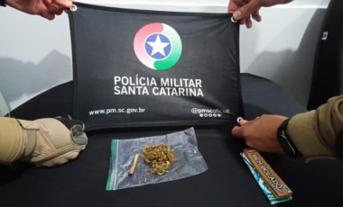 Motorista é flagrado fumando maconha enquanto dirigia