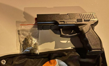Motorista sem CNH foge da PM e é flagrado com maconha e simulacro de arma