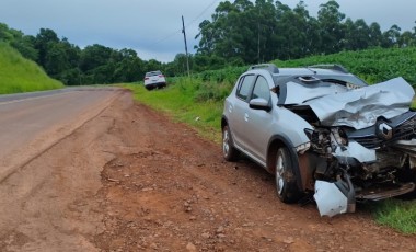 Colisão frontal na PR-493 deixa três pessoas feridas