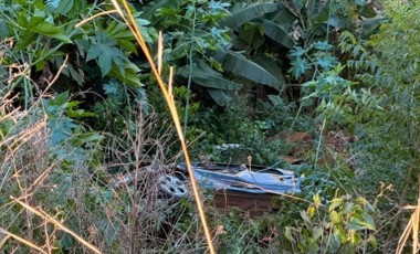 Motorista sai ileso após carro despencar de ribanceira no interior