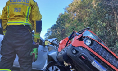 Mulher fica presa às ferragens após acidente com três veículos e é resgatada de helicóptero