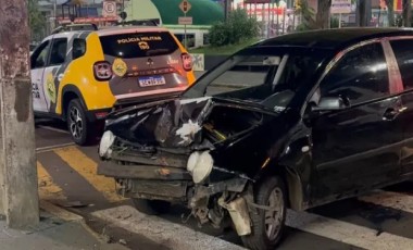 Motorista colide carro contra loja durante perseguição policial no centro