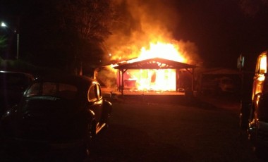 Incêndio destrói borracharia no interior; responsável se queima tentando salvar bens