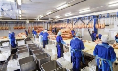 Trabalhadora de frigorífico será indenizada por sofrer humilhações e ter alimentos jogados durante expediente