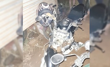 Mulher sofre queda de moto e é encaminhada ao hospital