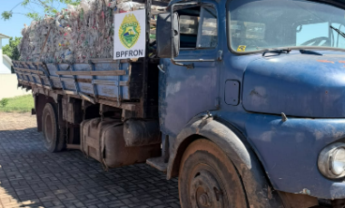 Caminhão carregado com recicláveis é apreendido pelo BPFRON