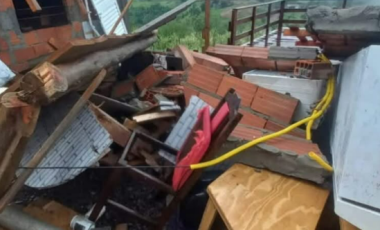 Fortes ventos atingem residência e causam estragos no interior