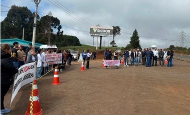 Moradores fazem manifestação em trecho da BR-282 marcado por tragédias