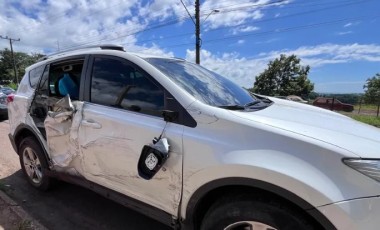 Acidente danifica semáforo na Avenida Willy Barth