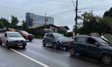 Mulher fica presa em carro após acidente no Centro