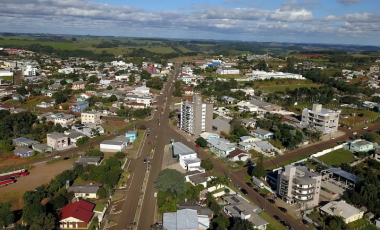 Município vai distribuir uniformes e kits escolares completos para alunos da rede municipal em 2026