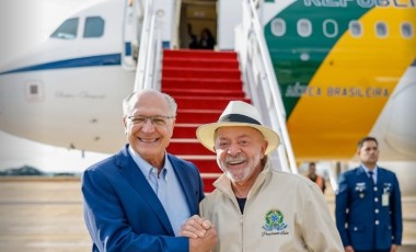 Lula chega à França para participar da cúpula do G7