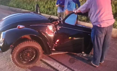 Motorista fica ferido após Fusca se partir ao meio em acidente na PRC-280