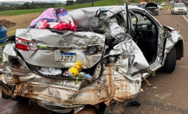 Colisão entre dois automóveis e um caminhão deixa sete feridos