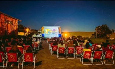 Cinema gratuito ao ar livre chega a cidades do Oeste com telão movido a energia solar