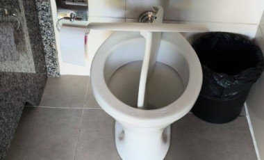 Banheiros públicos são vandalizados na Praça João Maria de Lara