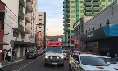 Mulher atropela a própria sogra na saída de delegacia e é presa
