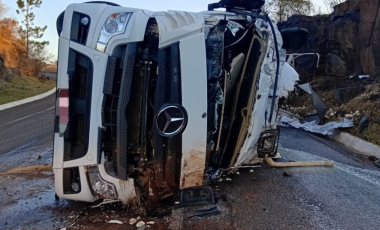 Caminhoneiro fica preso nas ferragens em tombamento de veículo na BR-282
