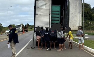 PRF flagra trabalhadores em baú de caminhão na BR-282; um era procurado por estupro de vulnerável