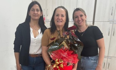 Guarujá do Sul homenageia servidora pela aposentadoria após anos dedicados à educação