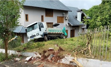 Caminhão da Casan perde freio, atinge carro e derruba muro