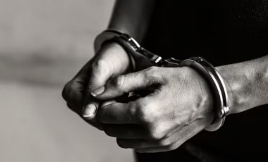 Motorista é preso por embriaguez ao volante após acidente no centro