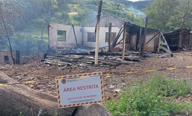 Incêndio destrói residência no interior e mobiliza bombeiros