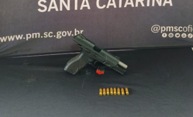 Mulher é presa por porte ilegal de arma de fogo durante abordagem