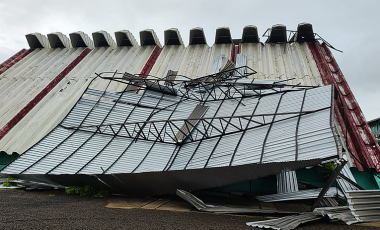 Temporal causa estragos em mais de 100 residências e afeta serviços públicos