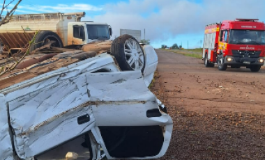 Carro capota na BR-163 e deixa duas pessoas feridas