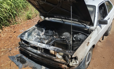 Corpo de Bombeiros atendem incêndio em veículo no interior