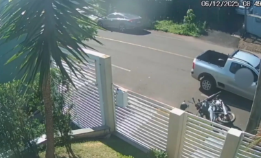 Imagens mostram momento em que Saveiro atinge moto de diarista e foge