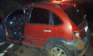 Carro sai da pista e bate contra barranco na SC-163